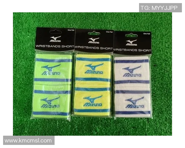 足球明星佩戴护腕的时尚与功能解析及其对比赛表现的影响 足球明星佩戴护腕的时尚与功能解析及其对比赛表现的影响